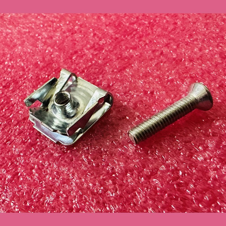 Клипса c винтом крепления облицовки балюстрады эскалатора траволатора M4 KM5232179H01 Kone