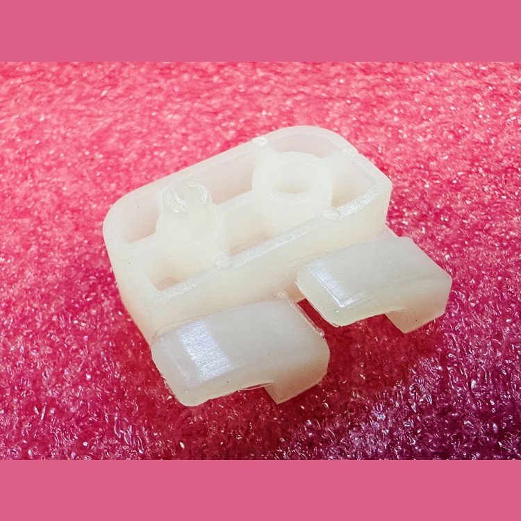 Фиксатор панели приказов левый KM787286H01 Kone