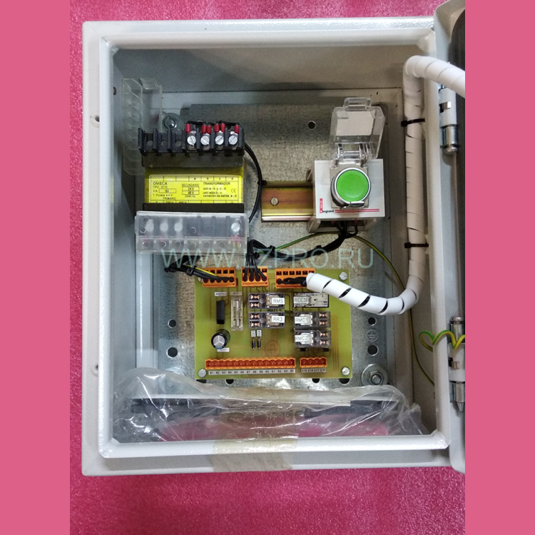 Шкаф CRN металлический навесной с монтажной платой в сборе NSYCRN325150 Schnider Electric