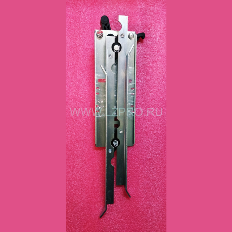 Отводка двери кабины левая IRIS ID.305874 DEA3018071 (OTIS60 S1103031B) LG Sigma