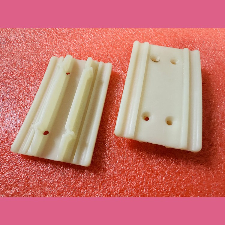 Пластиковая направляющая поручня эскалатора 97x60x20мм KM5060021