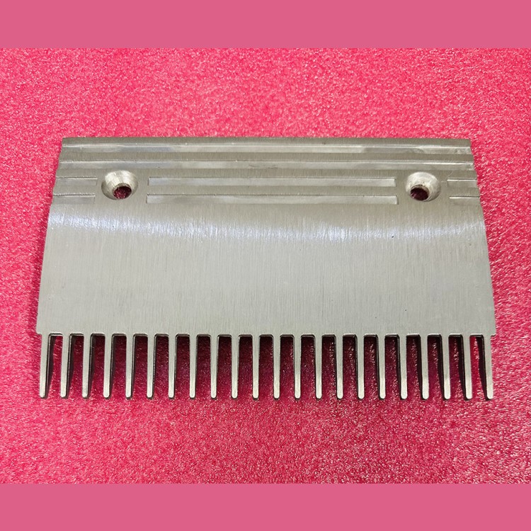 Гребенка эскалатора алюминиевая центральная C TravelMaster KM5130669H01 Kone