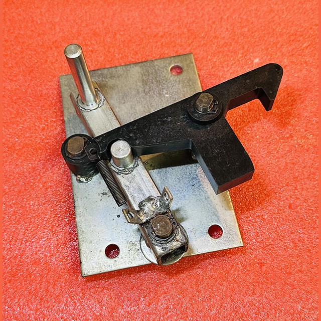 Замок двери кабины левый ZAA2000LU2 Otis