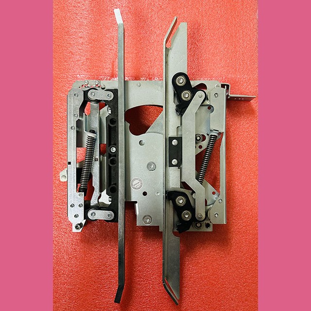 Отводка дверей кабины правая AMD01L-R1 NH=500 KM601500G15 Kone