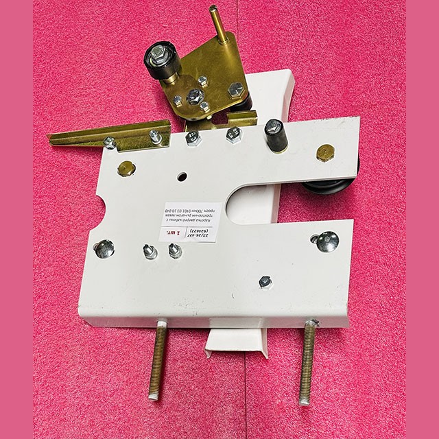 Каретка дверей кабины с трехплечим рычагом левая проем 700мм 0401.03.10.040 ЩЛЗ