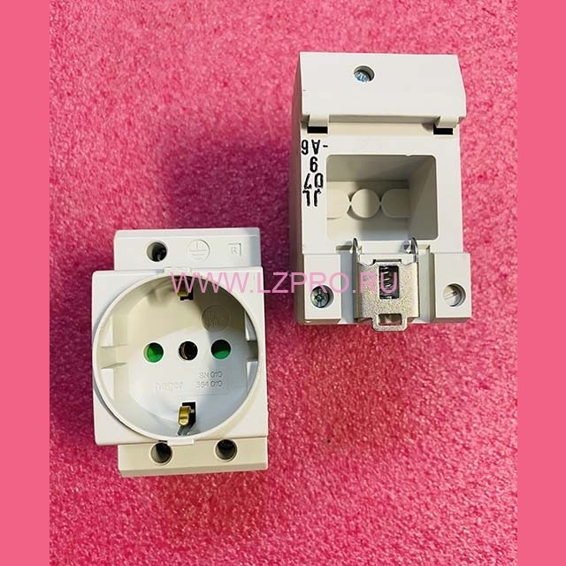 Розетка на DIN-рейку Hager