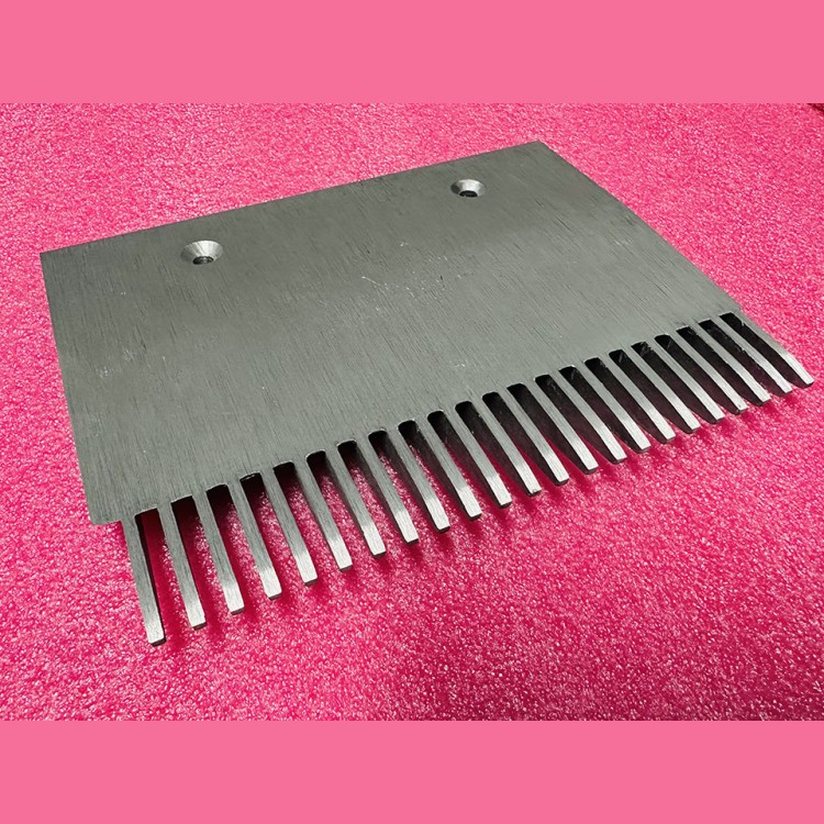 Гребенка правая 23 зуба траволатора 606NCT 199х150мм GAA453BV6 Otis