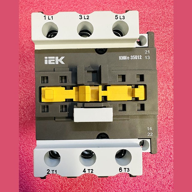 Контактор КМИе-35012 110В 50А iEK