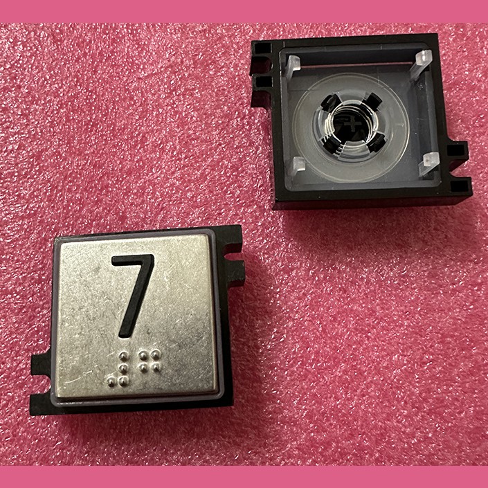 Толкатель кнопки с выдавленной надписью "7" шрифт Брайля Schindler