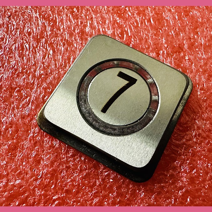 Толкатель квадратный 7 кнопочного модуля ВКЛ13А-7