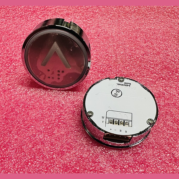 Кнопка вызова СТРЕЛКА ВВЕРХ с шрифтом Брайля STVF9 A4N135161 A4J135160 A2 Hyundai