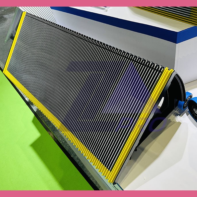 Ступень эскалатора черная желтые пластиковые демаркационные линии 1000мм TJ1000A Schindler